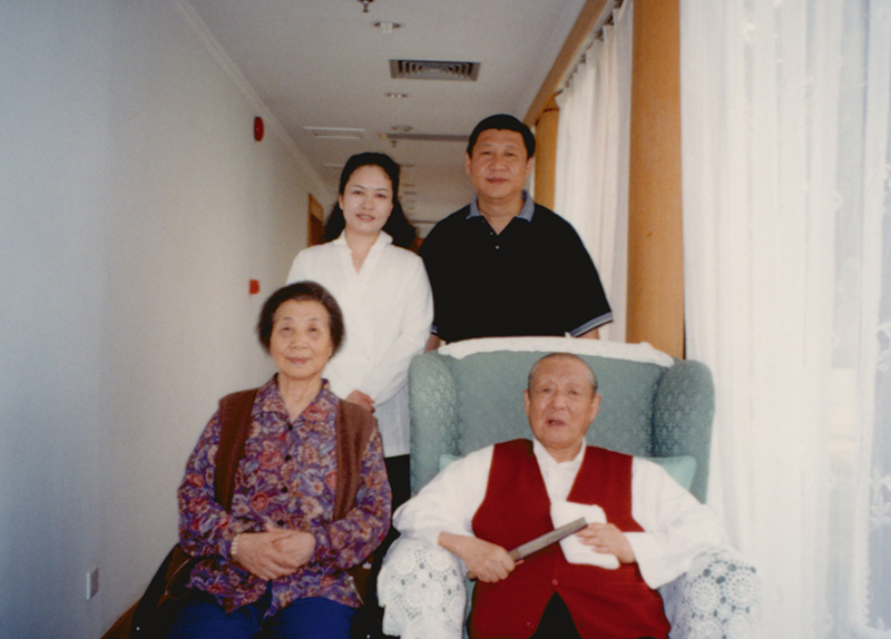 習(xí)近平與夫人彭麗媛同父親習(xí)仲勛、母親齊心的合影。