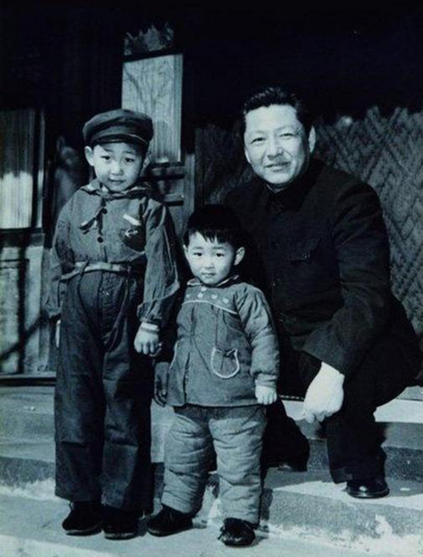 1958年，習(xí)仲勛與兒子習(xí)近平、習(xí)遠(yuǎn)平在一起。