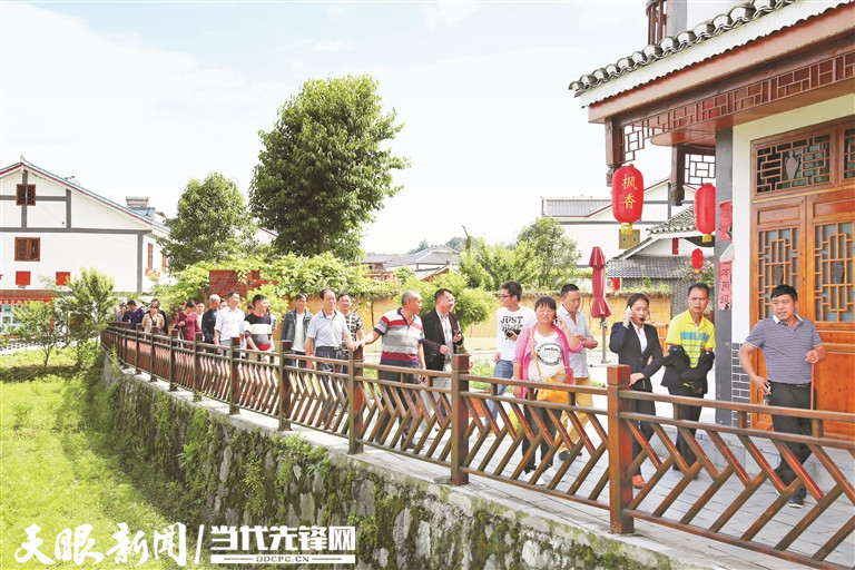 花茂村鄉(xiāng)愁小道上游人如織。 朱小松 攝.jpg