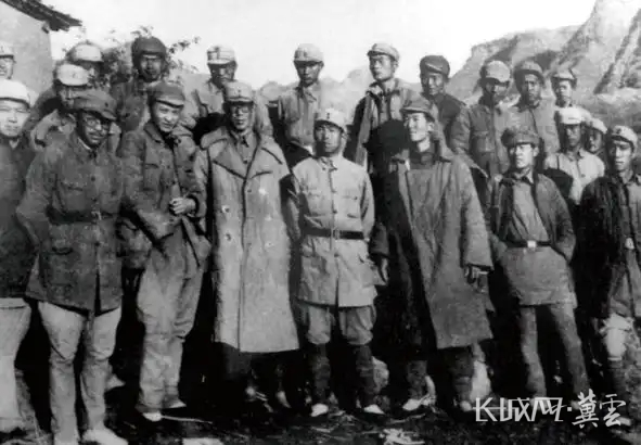 1942年，《晉察冀日報(bào)》編輯記者合影