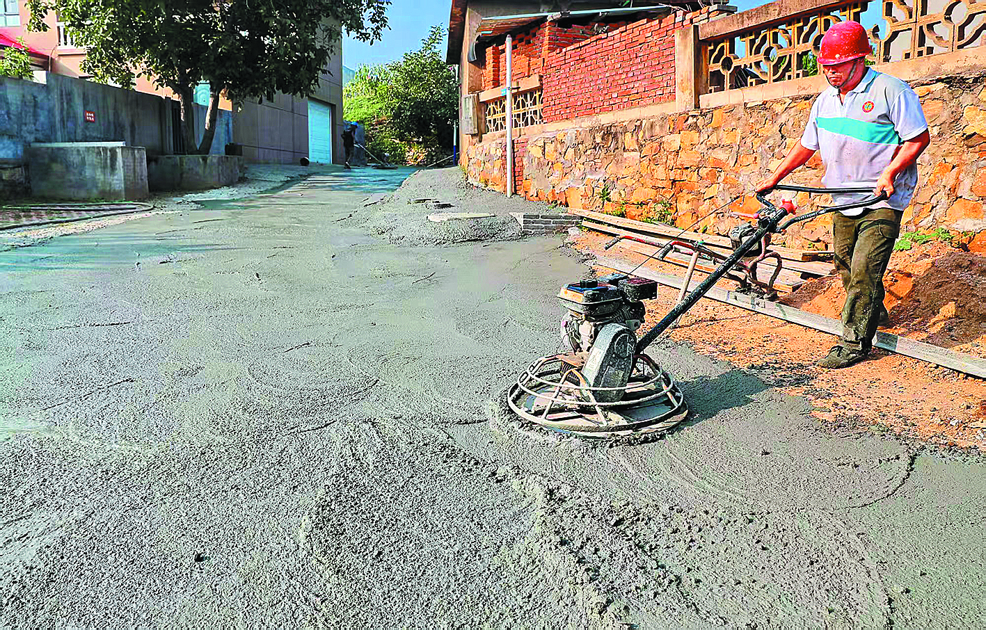 工人在海港區(qū)杜莊鎮(zhèn)八嶺溝村村莊巷道硬化項(xiàng)目中施工。(資料圖片)通訊員曹建雄攝