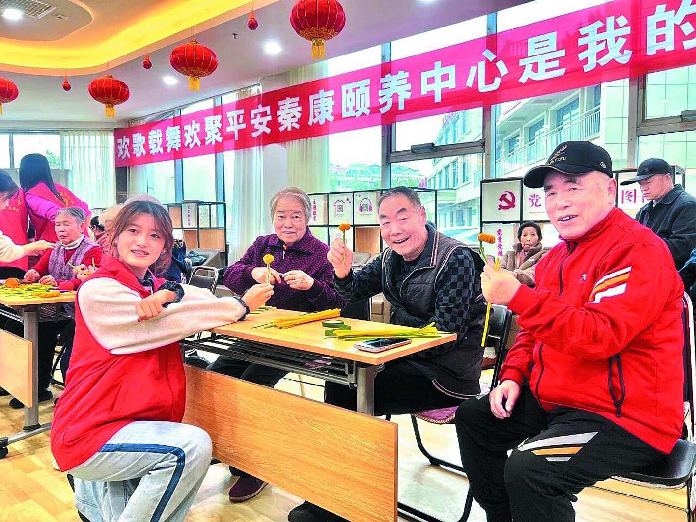 平安秦康頤養(yǎng)中心組織老年人聯(lián)歡。 記者李楠攝