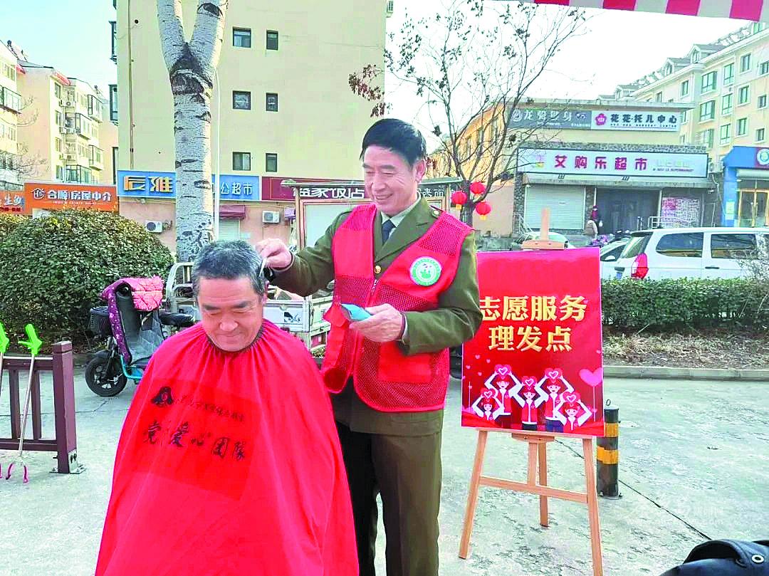 薛福利為社區(qū)居民理發(fā)。 (圖片由薛福利提供)