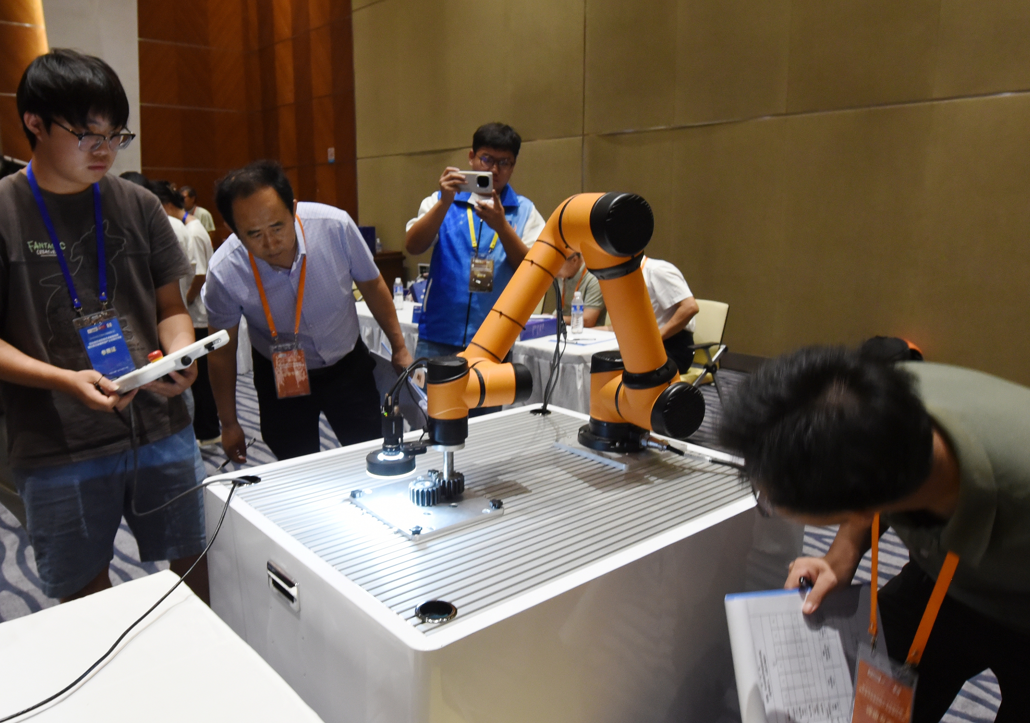 2025年中國大學生機械工程創(chuàng)新創(chuàng)意大賽智能精密裝配賽京津冀魯聯(lián)賽現(xiàn)場，評委對參賽選手進行實操調(diào)試評比。