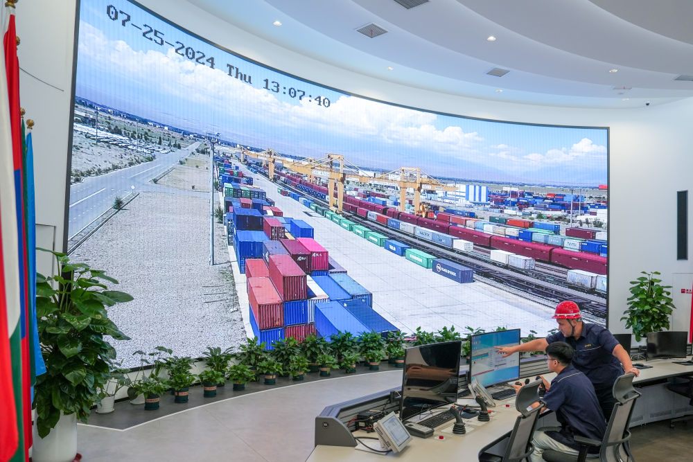 △ 在中哈（連云港）物流合作基地，工作人員通過“中哈物流場站”信息化跟蹤系統(tǒng)查看集裝箱運(yùn)輸情況（2024年7月25日攝）。